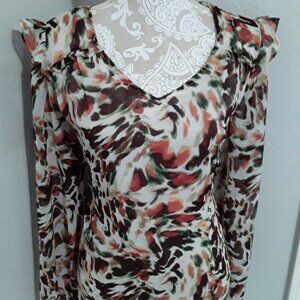 New Brannan lovely lightweight v neck top size L